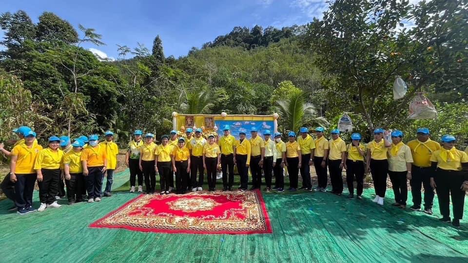 สาธารณสุขอำเภอทับปุด ร่วมกิจกรรมจิตอาสาเนื่องในโอกาสวันสำคัญของชาติไทย ๕ ธันวาคม ๒๕๖๖ วันคล้ายวันพระราชสมภพพระบาทสมเด็จพระบรมชนกาธิเบศรมหาภูมิพลอดุลยเดชมหาราช บรมนาถบพิตร วันชาติไทย และวันพ่อแห่งชาติ