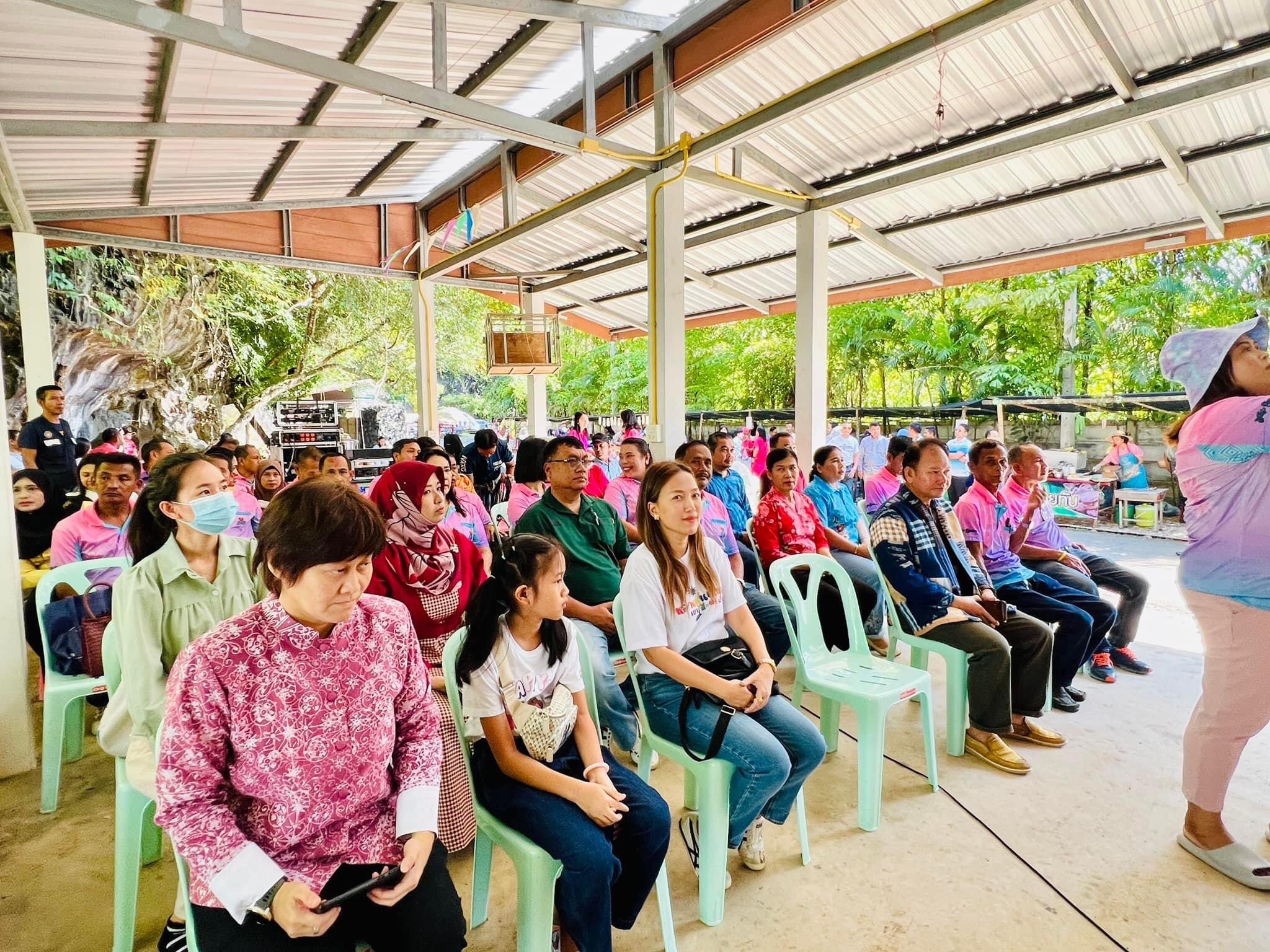 สาธารณสุขอำเภอทับปุด ร่วมเป็นเกียรติในพิธีเปิดตลาดนัด “หลาดต้นเหนา เขาโต๊ะดำ” บ้านคลองบ่อแสน อำเภอทับปุด จังหวัดพังงา
       วันที่ 17 ธันวาคม 2566 เวลา 10.00 น. ณ หลาดต้นเหนา เขาโต๊ะดำ หมู่ที่ 3 ตำบลบ่อแสน อำเภอทับปุด จังหวัดพังงา
       นายธีระยุทธ บุตรทหาร สาธารณสุขอำเภอทับปุด พร้อมด้วยเจ้าหน้าที่ รพ.สต.บ่อแสน ร่วมเป็นเกียรติในพิธีเปิดตลาดนัด “หลาดต้นเหนา เขาโต๊ะดำ” บ้านคลองบ่อแสน โดยมีนายแก้ว คงวงศ์ นายอำเภอทับปุด เป็นประธานในพิธีเปิด มีวัตถุประสงค์เพื่อเพิ่มช่องทางการจำหน่ายผลผลิตทางการเกษตร ผลิตภัณฑ์ชุมชน และผลิตภัณฑ์ OTOP โดยเปิดจำหน่ายทุกวันอาทิตย์ ในระหว่างเวลา 10.00 - 16.00 น.