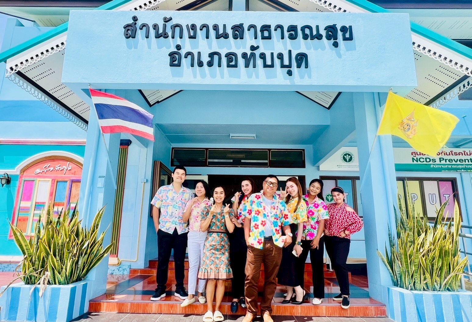 📣 วันที่ 11 เมษายน 2568 เวลา 09.00 น.
       นายธีระยุทธ บุตรทหาร สาธารณสุขอำเภอทับปุด พร้อมด้วย บุคลากรสำนักงานสาธารณสุขอำเภอทับปุด จัดกิจกรรมประเพณีเทศกาลสงกรานต์ ปี 2568 โดยสรงน้ำพระพุทธรูป ประจำสำนักงานสาธารณสุขอำเภอทับปุด จากนั้น บุคลากรสำนักงานสาธารณสุขอำเภอทับปุด ได้ร่วมรดน้ำขอพร จากสาธารณสุขอำเภอ ณ สำนักงานสาธารณสุขอำเภอทับปุด จังหวัดพังงา