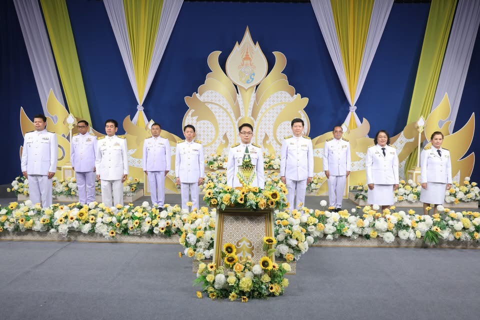 นายแพทย์สาธารณสุขจังหวัดพังงา นำคณะผู้บริหาร เข้าร่วมบันทึกเทปรายการพิเศษถวายพระพร เนื่องในโอกาสวันเฉลิมพระชนมพรรษา พระบาทสมเด็จพระปรเมนทรรามาธิบดีศรีสินทรมหาวชิราลงกรณ พระวชิรเกล้าเจ้าอยู่หัว 28 กรกฏาคม 2568

        วันที่ 30 มิถุนายน 2568 เวลา 14.35 น. ณ ห้องส่ง ส่วนบริหารกิจการโทรทัศน์ ภาคใต้ จังหวัดภูเก็ต นายแพทย์รวมพล เหล่าหว้าน นายแพทย์สาธารณสุขจังหวัดพังงา พร้อมด้วย คณะผู้บริหาร สาธารณสุขอำเภอ และผู้อำนวยการโรงพยาบาล เข้าร่วมบันทึกเทปรายการพิเศษถวายพระพร เนื่องในโอกาสวันเฉลิมพระชนมพรรษา พระบาทสมเด็จพระปรเมนทรรามาธิบดีศรีสินทรมหาวชิราลงกรณ พระวชิรเกล้าเจ้าอยู่หัว 28 กรกฏาคม 2568 ทั้งนี้เพื่อเป็นการแสดงความจงรักภักดีและสำนึกในพระมหากรุณาธิคุณ