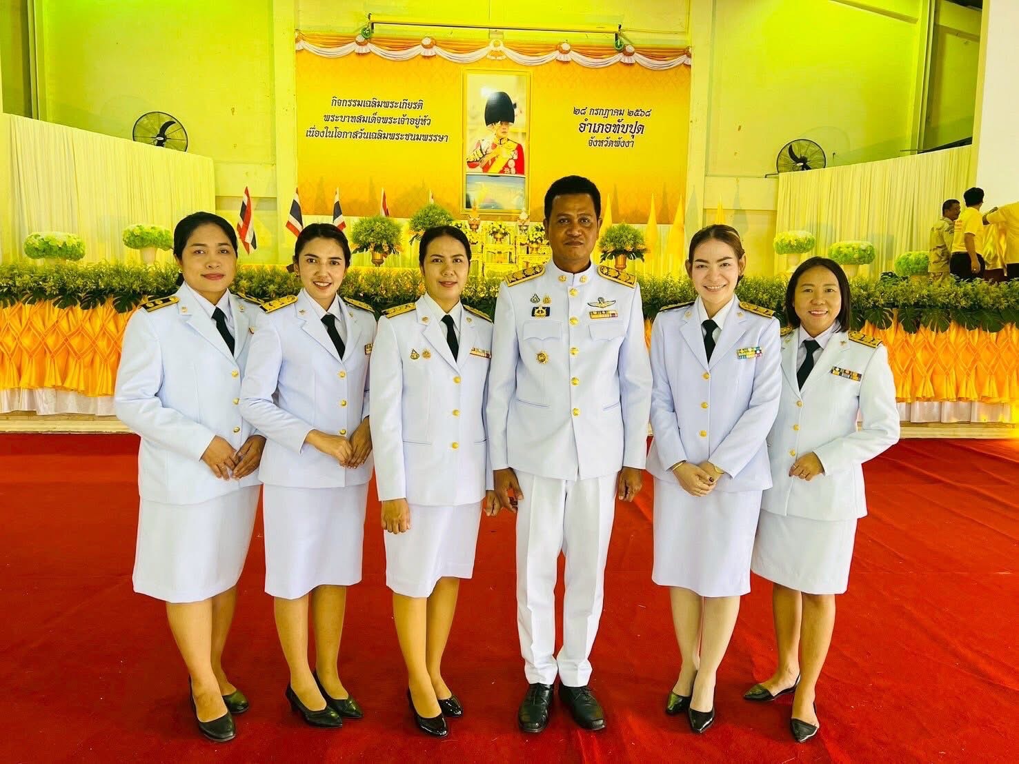 วันที่ 28 กรกฎาคม 2568
      นายธีระยุทธ บุตรทหาร สาธารณสุขอำเภอทับปุด พร้อมด้วยบุคลากรสำนักงานสาธารณสุขอำเภอทับปุด ร่วมกิจกรรมงานเฉลิมพระเกียรติพระบาทสมเด็จพระเจ้าอยู่หัว เนื่องในโอกาสพระราชพิธีมหามงคลเฉลิมพระชนมพรรษา โดยมีนายดำรง  ฉิมทับ นายอำเภอทับปุด เป็นประธานในพิธี  ดังนี้
- เวลา 07.00 น. ณ ศาลาประชาคมที่ว่าการอำเภอทับปุด ร่วมพิธีเจริญพระพุทธมนต์และทำบุญตักบาตรถวายพระราชกุศล งานเฉลิมพระเกียรติพระบาทสมเด็จพระเจ้าอยู่หัว
- เวลา 09.00 น. ณ อาคารอเนกประสงค์เทศบาลตำบลทับปุด ร่วมพิธีถวายสัตย์ปฏิญาณเพื่อเป็นข้าราชการที่ดี และพลังของแผ่นดิน และร่วมลงนามถวายพระพร
- เวลา 17.00 น. ณ อาคารอเนกประสงค์เทศบาลตำบลทับปุด ร่วมพิธีถวายเครื่องราชสักการะ และพิธีจุดเทียนถวายพระพรชัยมงคล เพื่อเฉลิมพระเกียรติพระบาทสมเด็จพระเจ้าอยู่หัว