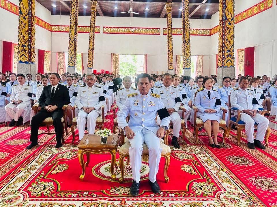 📣 วันที่ 26 ตุลาคม 2568 เวลา 14.00 น. ณ วัดราษฎร์อุปถัมภ์ อำเภอทับปุด จังหวัดพังงา

         นายธีระยุทธ บุตรทหาร สาธารณสุขอำเภอทับปุด และบุคลากรสำนักงานสาธารณสุขอำเภอทับปุด ร่วมพิธีสรงน้ำพระบรมศพเบื้องหน้าพระฉายาลักษณ์สมเด็จพระนางเจ้าสิริกิติ์ พระบรมราชินีนาถพระบรมราชชนนี พันปีหลวง โดยมีนายดำรง  ฉิมทับ นายอำเภอทับปุด  เป็นประธานในพิธี และมี หัวหน้าส่วนราชการ ผู้บริหารองค์กรปกครองส่วนท้องถิ่น ผู้บริหารสถานศึกษา ข้าราชการ  กำนัน ผู้ใหญ่ ฯลฯ และประชาชนในพื้นที่อำเภอทับปุดเข้าร่วมพิธี