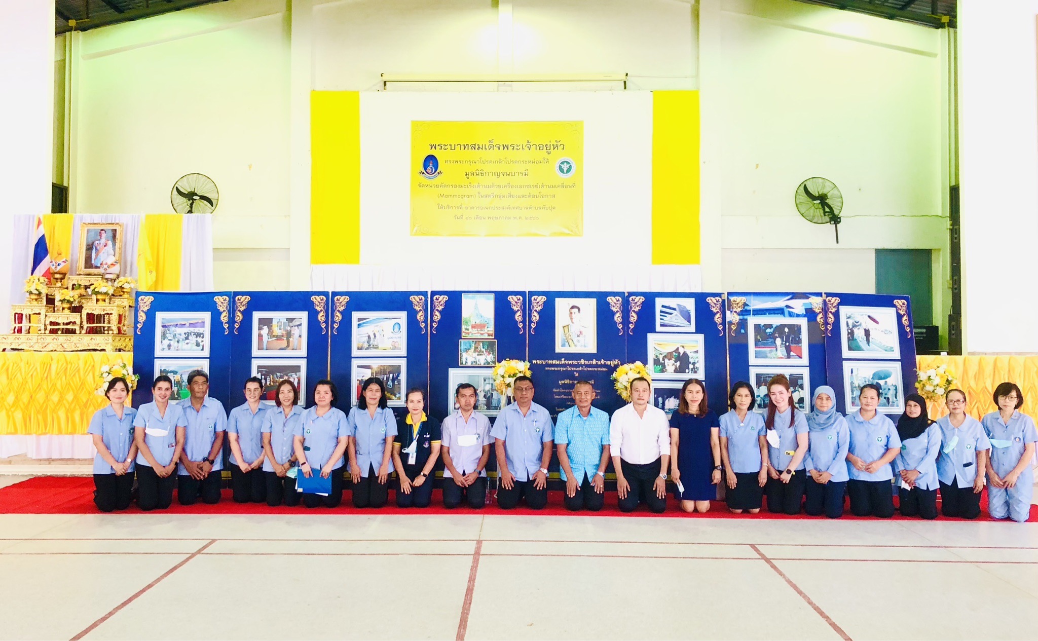 สาธารณสุขอำเภอทับปุดร่วมพบปะประชาชนผู้รับบริการโครงการคัดกรองมะเร็งเต้านมโดยเครื่องเอกซเรย์เต้านมเคลื่อนที่ (Memmogram)